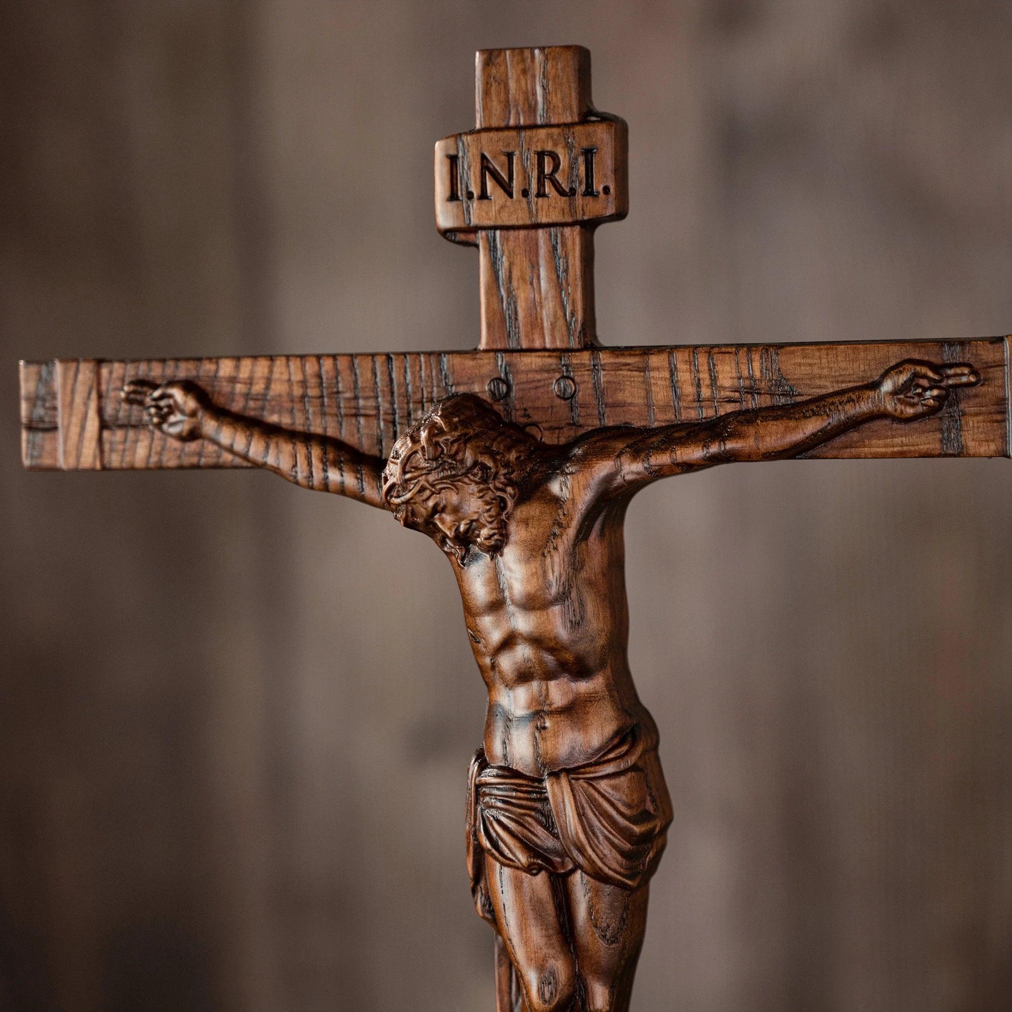 Crucificação de Jesus Cristo em Madeira Esculpida